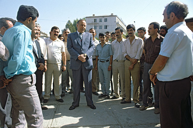 41.Azərbaycan SSR xalq deputatı Heydər Əliyev seçicilərlə. Naxçıvan, 1990