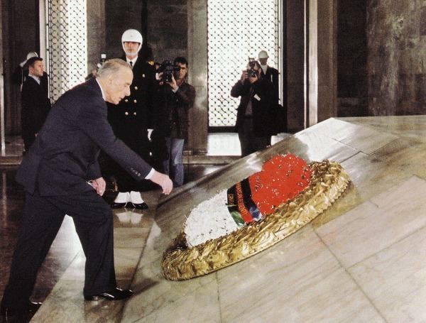 60. Türkiyə Cüvhuriyyətinin banisi Mustafa Kamal Atatürkün məzarını ziyarət. 1994-cü il